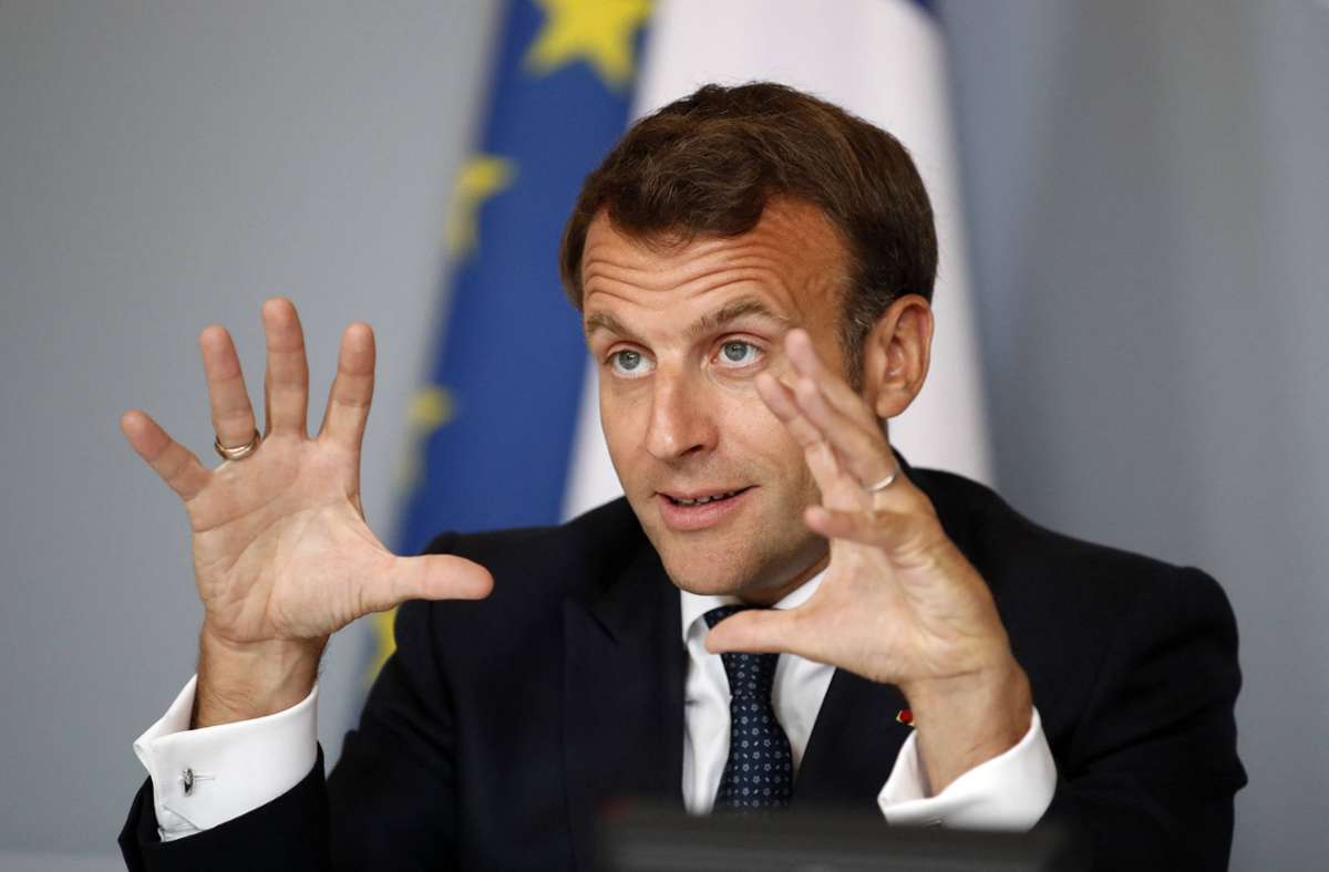 Vorwurf: „Symbol toxischer Männlichkeit“: Emmanuel Macron ext Bier – und löst Kritik aus