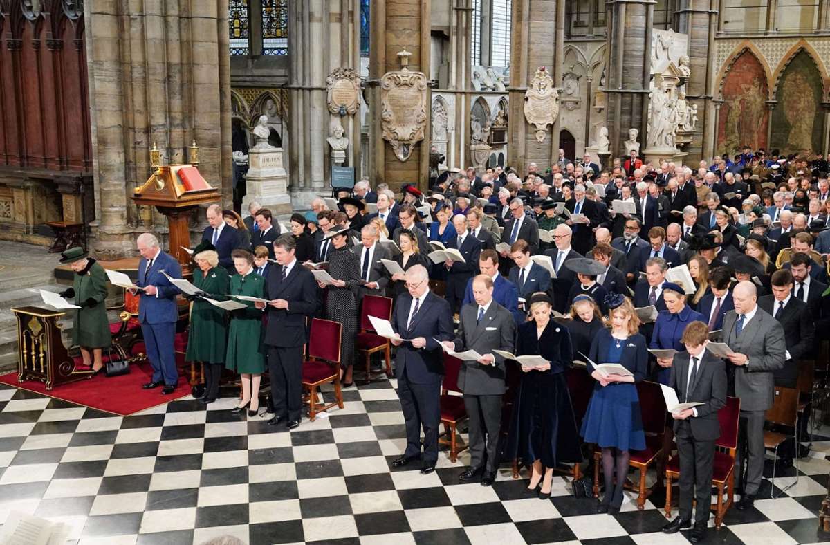 An dem Gottesdienst nahmen  britischen Royals, Vertreter des europäischen Hochadels und viele andere Gäste in der Westminster Abbey teil.