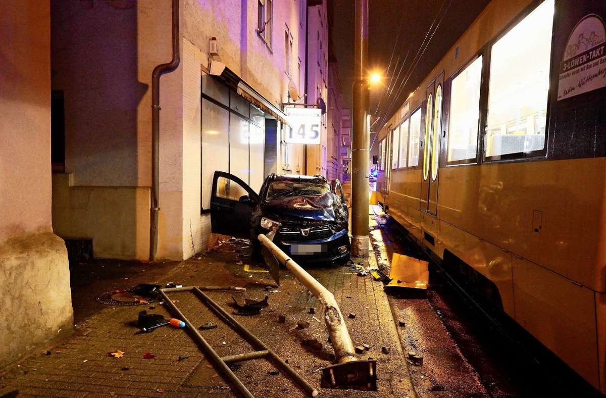 Stuttgart-Bad Cannstatt: Frontal in  Stadtbahn gekracht