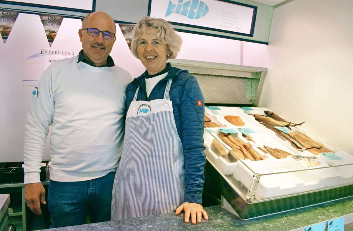 Rolf und Conny Kurfess sind mit ihrem Fisch-Stand  auf dem Wochenmarkt in Bonlanden vertreten. Foto: /Patrick Steinle