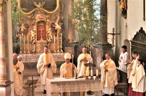 Bischof Gebhard Fürst zelebrierte den festlichen Dank-Gottesdienst in der St. Barbara-Kirche. Foto: Detlev Nabholz (z)