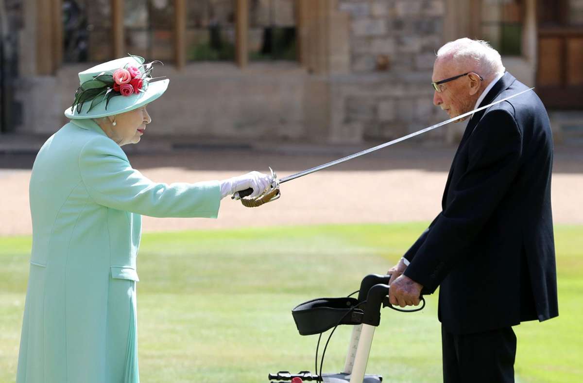 Queen Elizabeth II.  hat am Freitag den Rekord-Spendensammler  Tom Moore zum Ritter geschlagen.