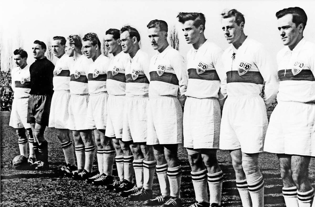 Im Jahr 1954 wurde Ludwig Hinterstocker mit dem VfB Stuttgart Süddeutscher  Meister und Deutscher Pokalmeister. Von links: Schlienz, Bögelein, Steimle, Bühler, Hinterstocker, Retter, Kronenbitter, Krieger, Waldner, Barufka, Baitinger.