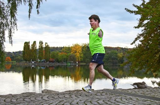 Michael Kern beim Lauftraining am Max-Eyth-See in Stuttgart Foto: Pressefoto Baumann/Alexander Keppler