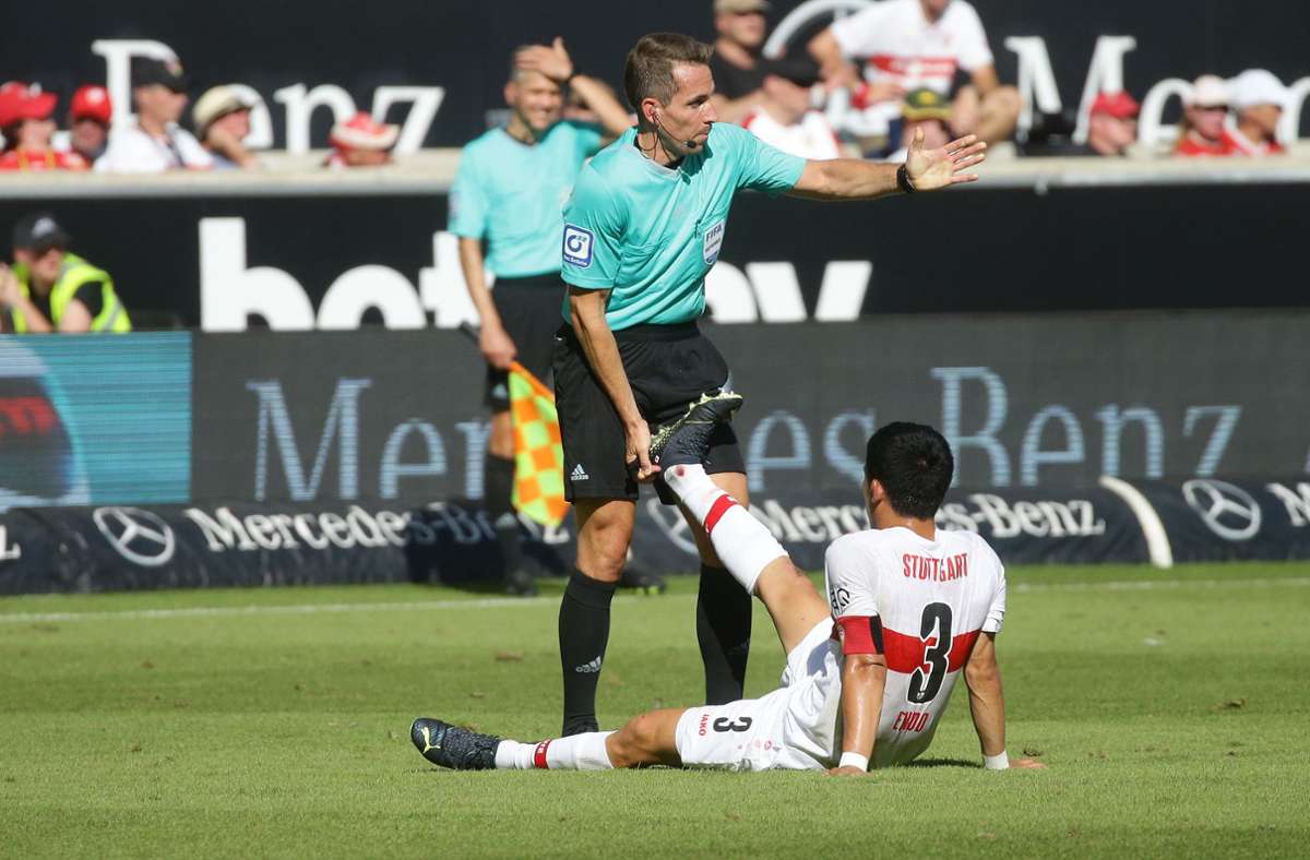 Erste Hilfe: Wataru Endo vom VfB Stuttgart plagt ein Wadenkrampf – und der Schiedsrichter Tobias Stieler greift ein.
