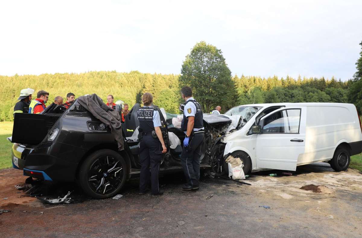 Ein Erprobungsfahrzeug vom Typ BMW iX ist frontal mit einem Mercedes Vito (rechts) kollidiert. Der Beifahrer des Vito kam dabei ums Leben. Foto: dpa/Kaczor