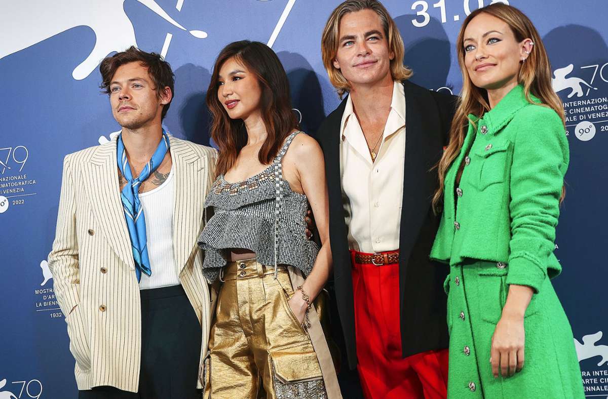 Riege junger Filmschaffender: Harry Styles, Gemma Chan, Chris Pine (v.l.)   spielen in Olivia Wildes (r.) neuem  Film „Don’t Worry Darling“ mit  und posierten in Venedig.