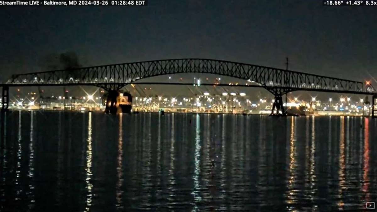 In der US-Stadt Baltimore hat ein Schiff eine vierspurige Autobrücke gerammt.