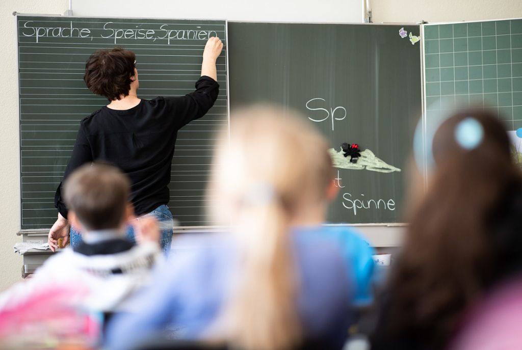Kultusministerin Eisenmann fordert eine Verlängerung des Praxis-Teils auf zwei Jahre: Längeres Lehrer-Referendariat? Grüne sind noch skeptisch