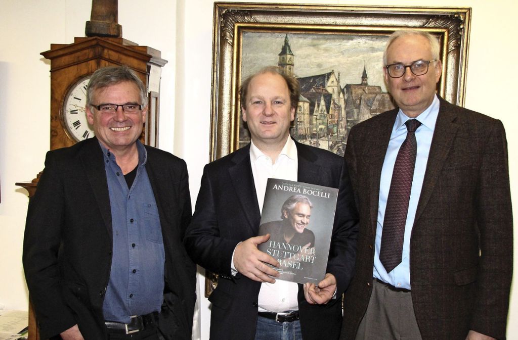 Dekan Schultz-Berg und Bezirksvorsteher Löffler begleiteten mit dem Bachchor Tenor Bocelli: Mit Bocelli auf der Bühne