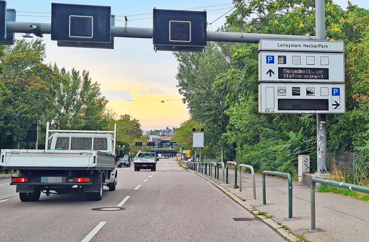 Kampf gegen Verkehrschaos im  Neckarpark: Vier Millionen Euro für digitale Verkehrsschilder