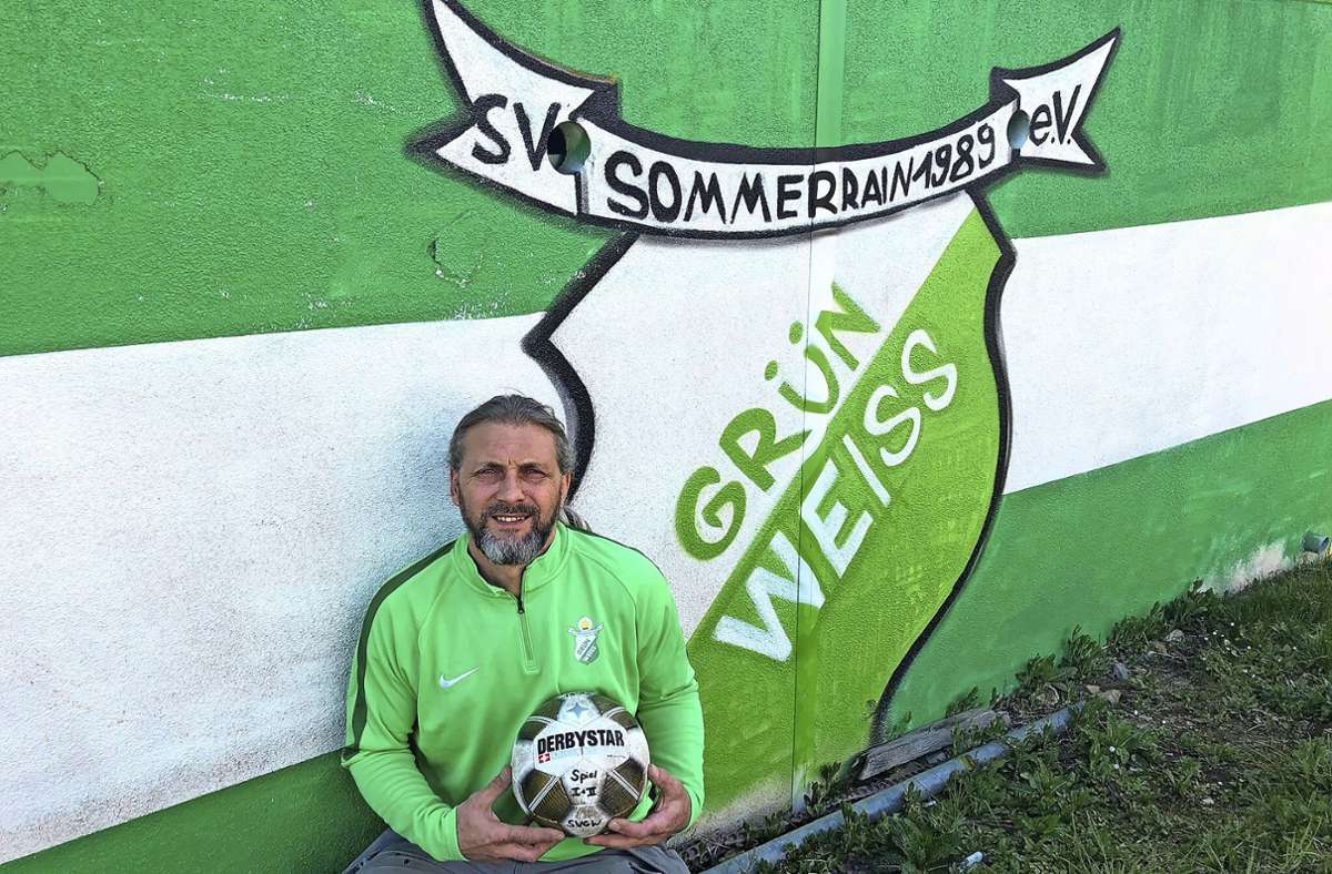 Trotz Einbußen sind Abteilungsleiter Gaetano Mosca und seine  Fußballer von Grün-Weiss Sommerrain bislang ganz gut durch die  Corona-Krise  gekommen. Foto: /Torsten Streib