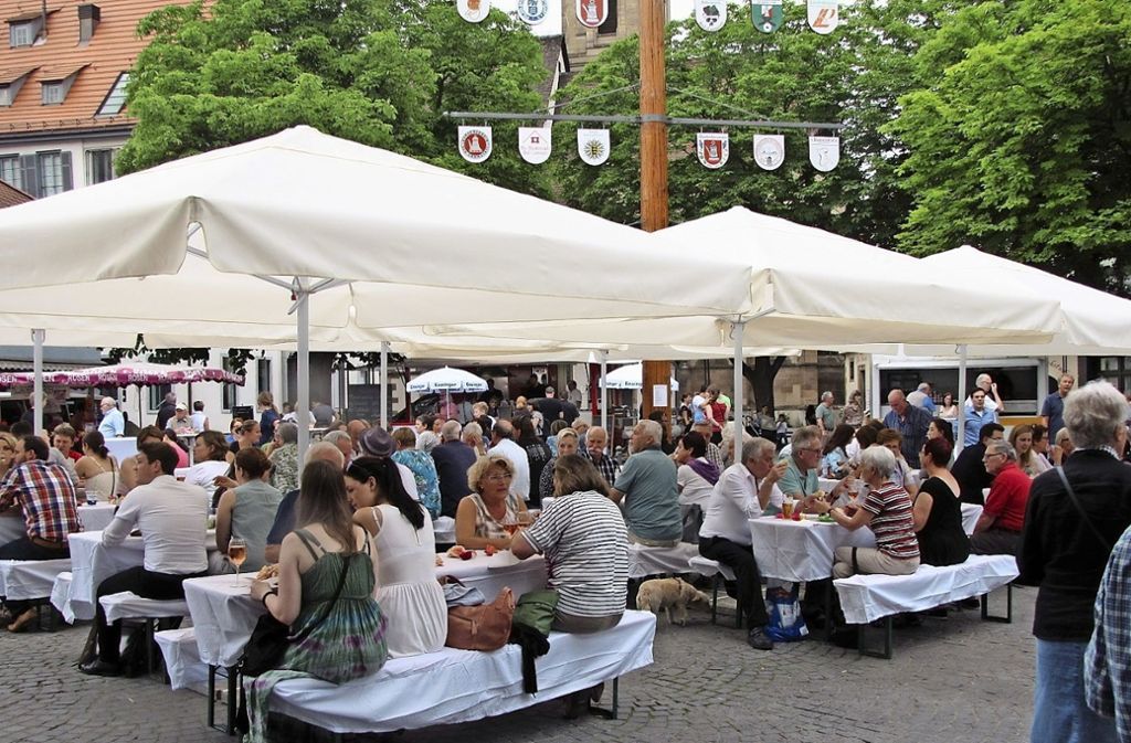 Bad CannstattAm kommenden Freitag ist um 17 Uhr Auftakt auf dem Marktplatz: Abenmarkt als Altstadtbelebung
