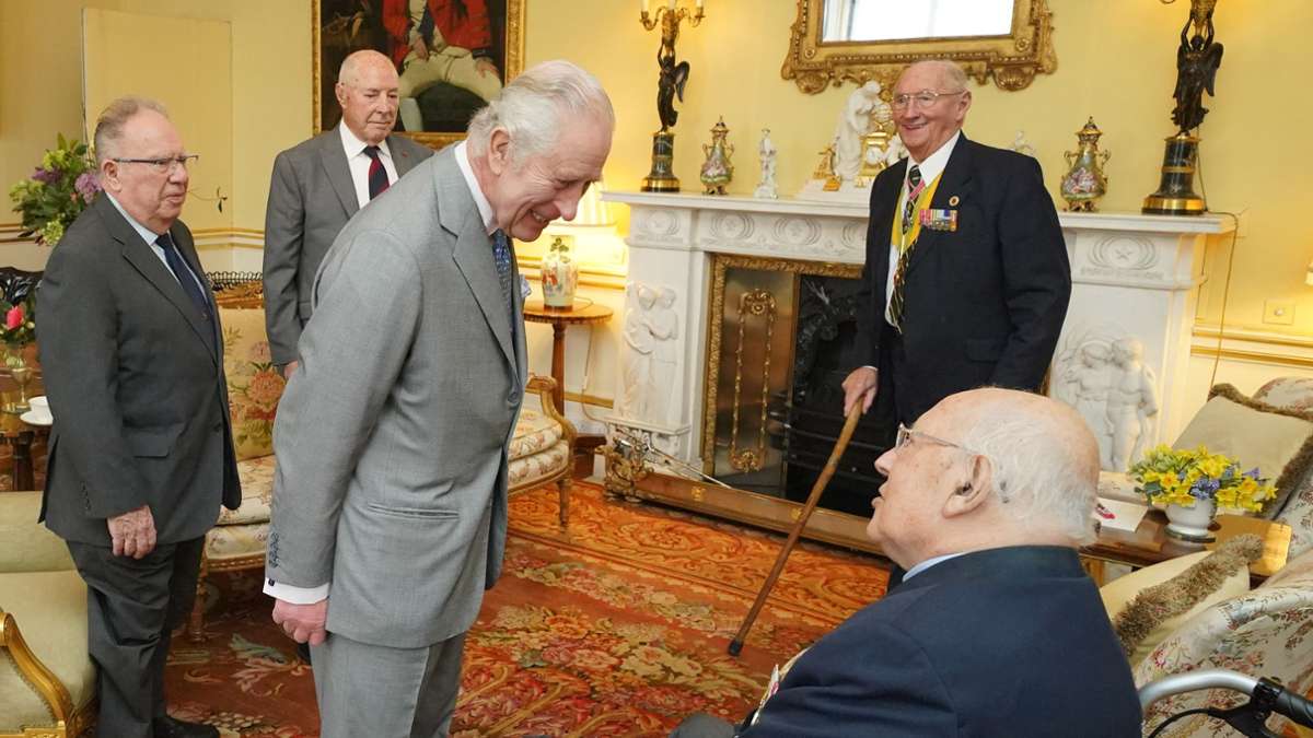 Britische Royals: König Charles empfängt Kriegsveteranen