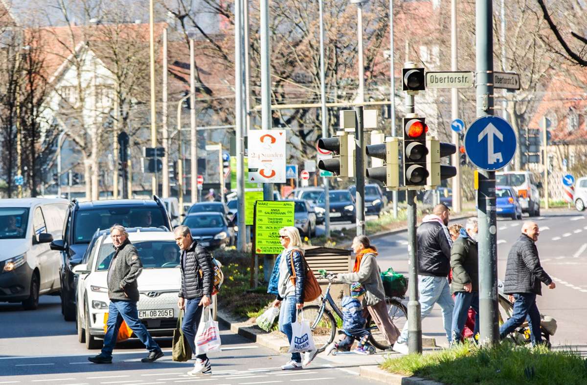 Das Miteinander von Autos, Fahrradfahrern und Fußgängern wie in der  viel befahrenen Esslinger Kiesstraße funktioniert nur mit gegenseitiger Rücksichtnahme und Respekt. Foto: Ines Rudel