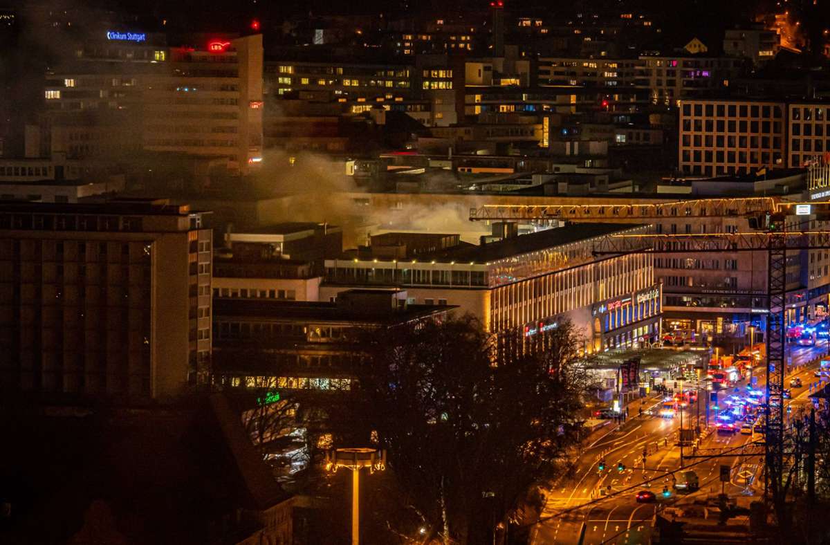 Wegen des Einsatzes sind in der Nacht mehrere Straßen nahe des Stuttgarter Hauptbahnhofs gesperrt gewesen.
