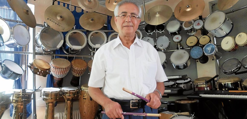 HOFEN: Ali Osman hat mit Carlos Santana gespielt und betreibt das Musikrestaurant Blaustern als Kulturtreff: Beim Trommel-Gott