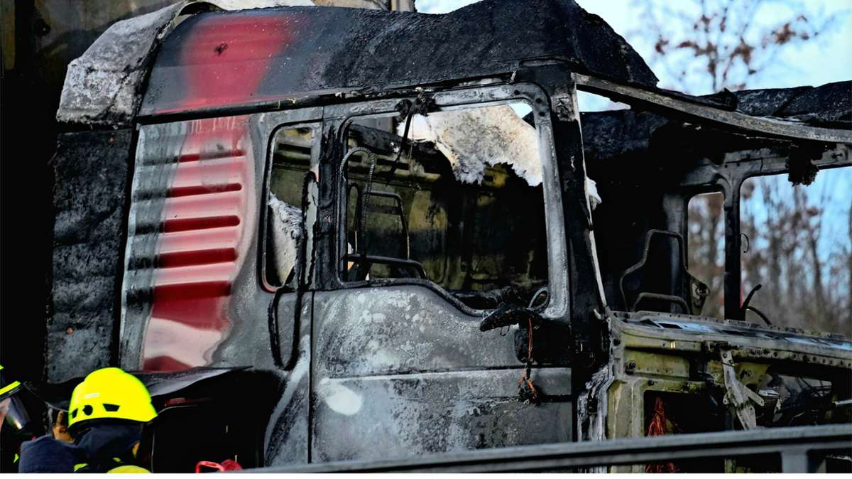 Autobahn bei Herrenberg: A81 nach Lastwagenbrand in Fahrtrichtung Stuttgart gesperrt