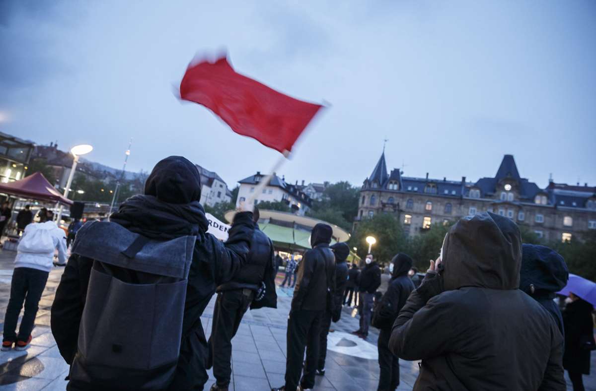 Nasskaltes Wetter am Freitagabend auf dem Marienplatz: Teilnehmer der Demonstration gegen Ausgangssperren.