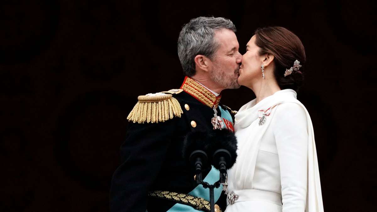 Das neue dänische Königspaar: Frederik X. und seine Frau Mary küssen sich – und strafen die Gerüchte Lügen.