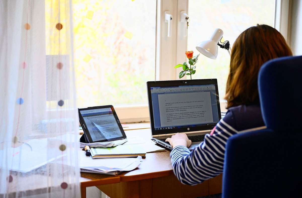 Gute Arbeitsbedingungen für digitales Lernen zuhause gibt es nicht in jeder Familie. Foto: dpa