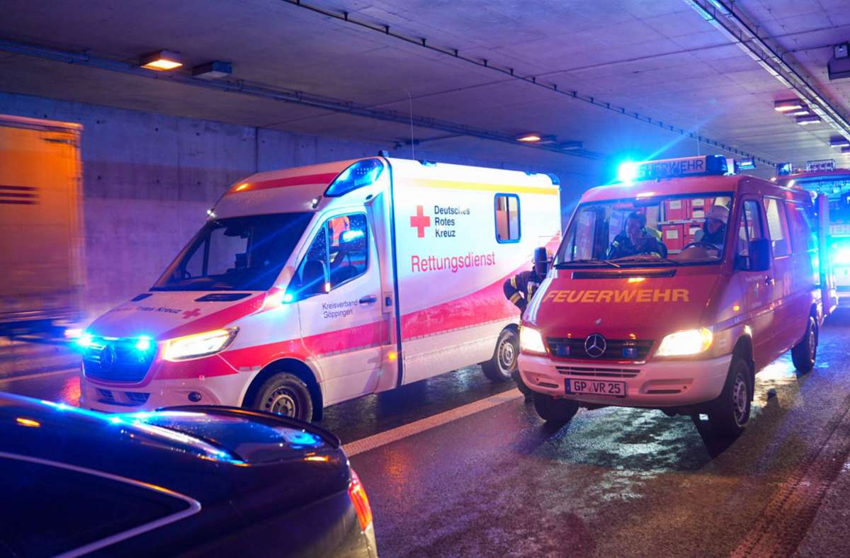 In einem Tunnel auf der A8 bei Gruibingen hat es einen Unfall gegeben, die Autobahn wurde kurzzeitig gesperrt.