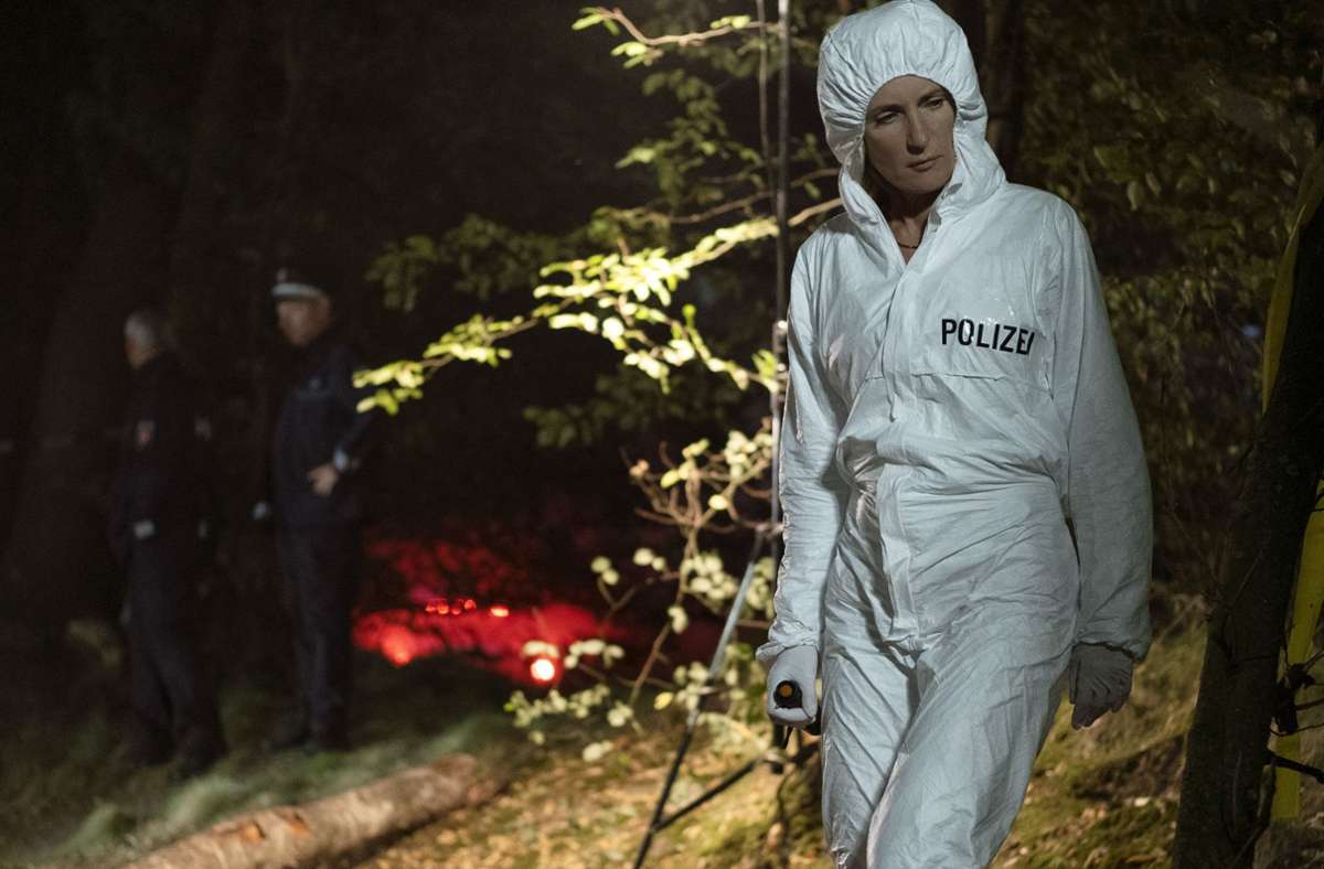 Kommissarin Charlotte Lindholm (Maria Furtwängler) auf nächtlicher Spurensuche: In einem Wald in Göttingen wurde eine junge Frau ermordet.