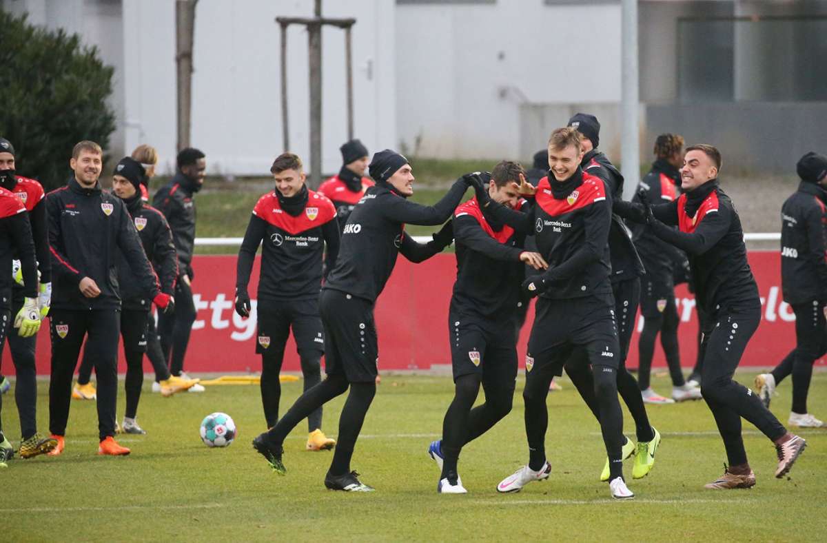 VfB Stuttgart: Viele lachende Gesichter beim Start in die Trainingswoche