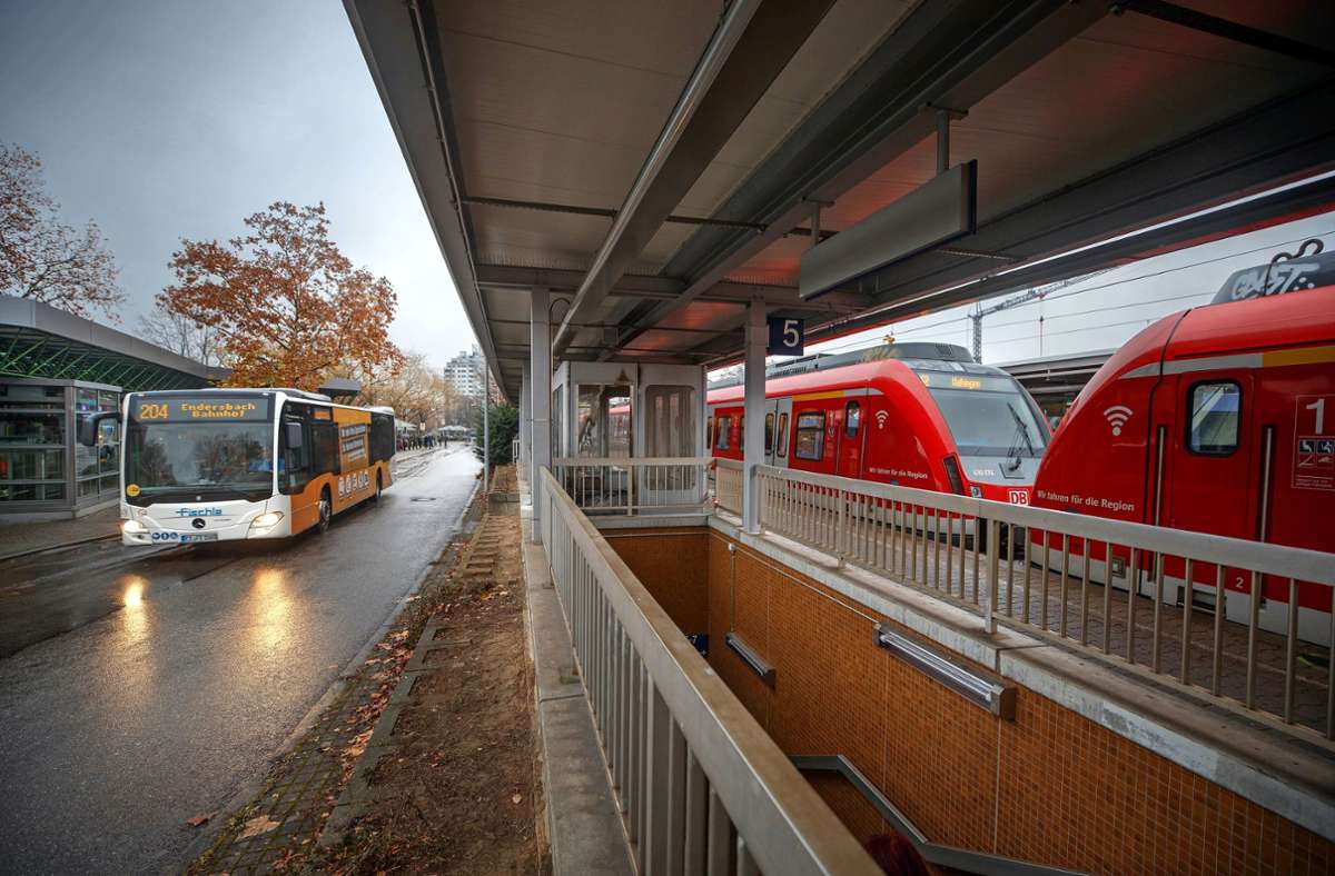 Wie wird der Ersatzverkehr ausgestaltet, wenn die Bahn die Strecke zwischen Cannstatt und Waiblingen sperrt? Foto: Gottfried Stoppel