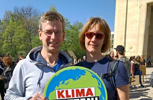 Michael Kusterer und Annika Gehrmann sind oft auf Demos anzutreffen. Sie sagen, es müsse sich auf der Straße zeigen, wie wichtig das Thema Umwelt ist. Foto: privat