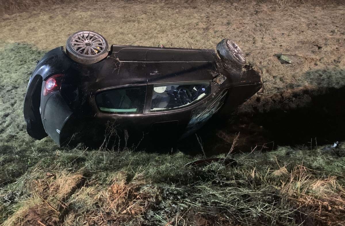 Unfall in Rottenburg: Auto stürzt in Wasserbecken - Fahrer lässt Verletzte zurück