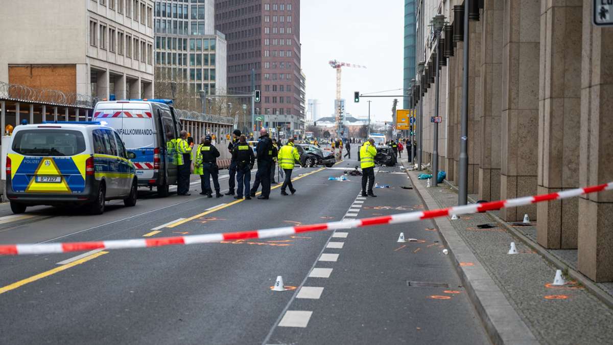 Mehrere Verletzte bei Unfall in Berlin: Auto fährt Mutter mit Kinderwagen an – Frau stirbt