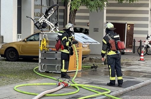 Die Feuerwehr brachte das Lastenfahrrad ins Freie. Foto: 7aktuell.de/Andreas Werner/7aktuell.de | Andreas Werner