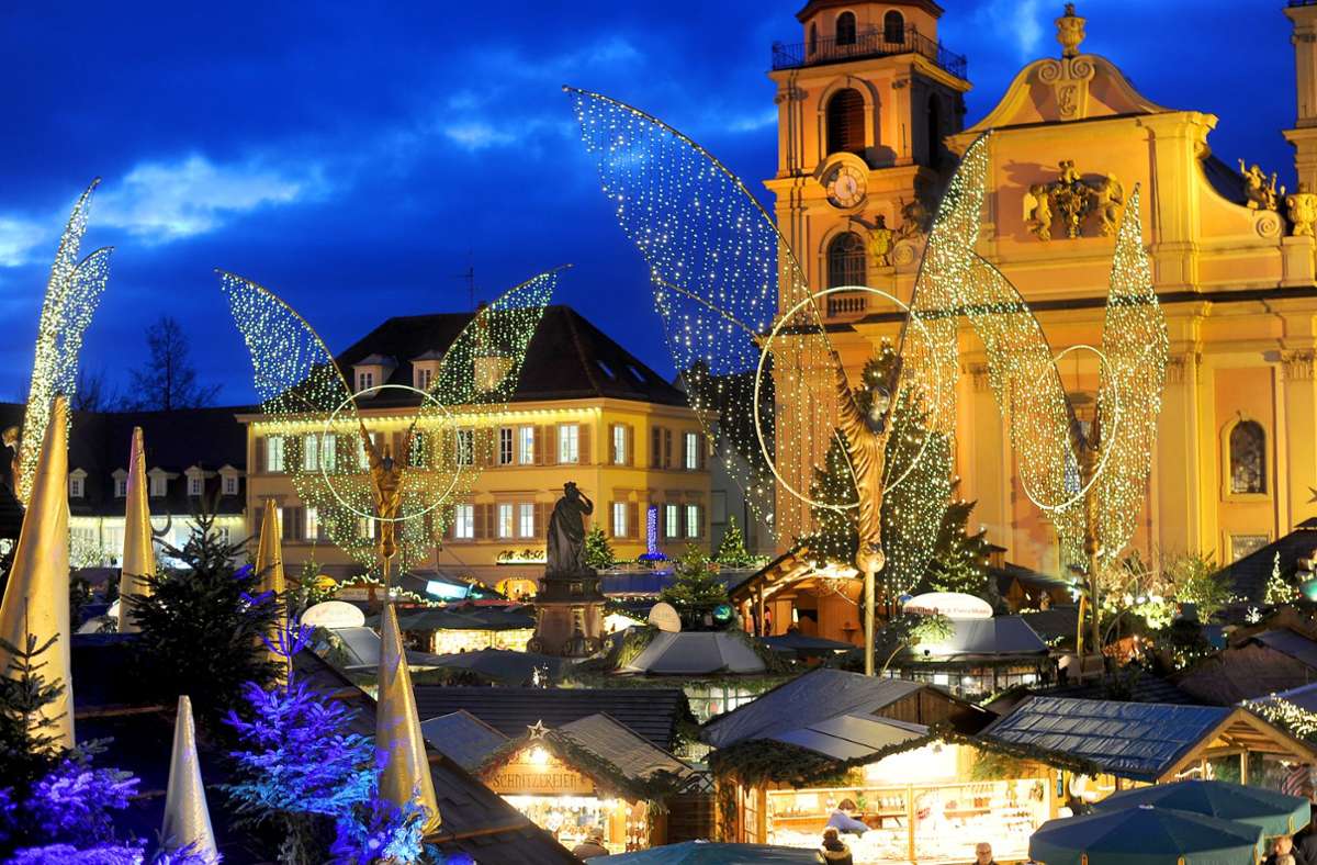 Der Barockweihnachtsmarkt ist angeordnet wie eine Barockstadt: alles läuft auf ein Zentrum zu – den Brunnen in der Mitte des Platzes.