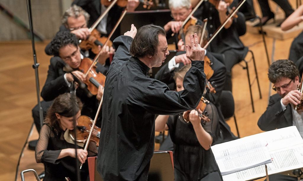 Der künftige Chef am Pult: Teodor Currentzis leitet das SWR Symphonieorchester in Bruckners neunter Sinfonie und Ligetis „Lontano“: Balance auf dem Vulkan