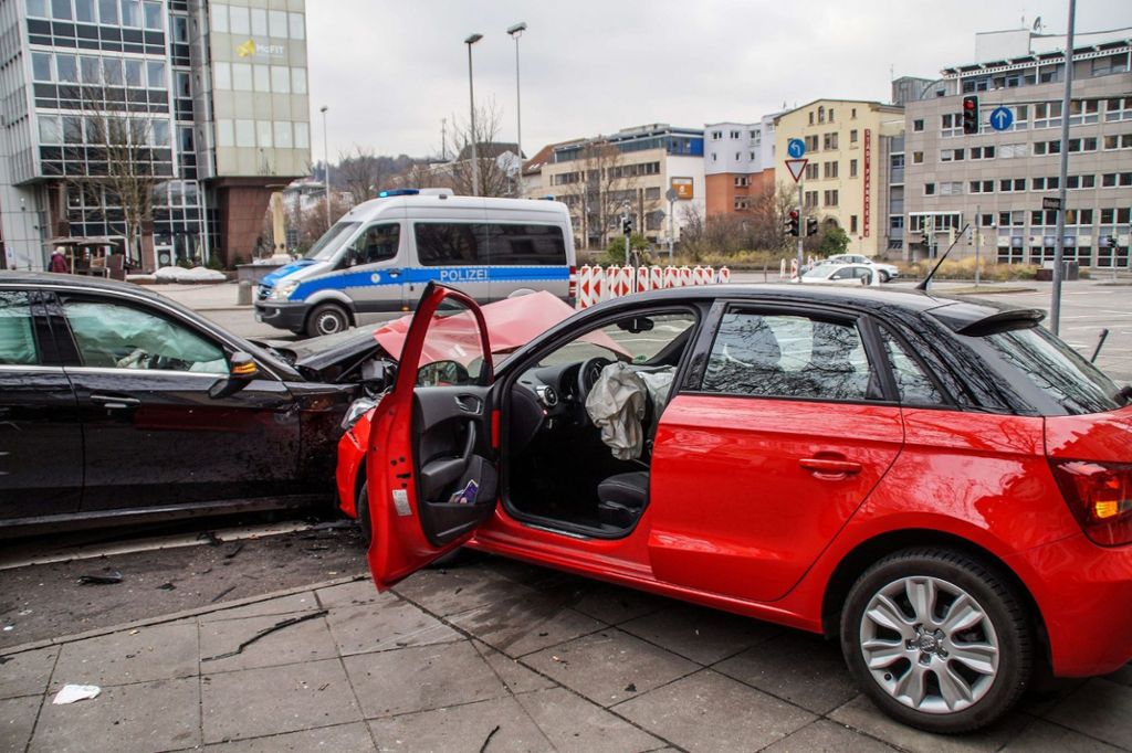 28.12.2016 Eine Seniorin ist mit ihrem Auto in Stuttgart in einen Taxistand gerast.