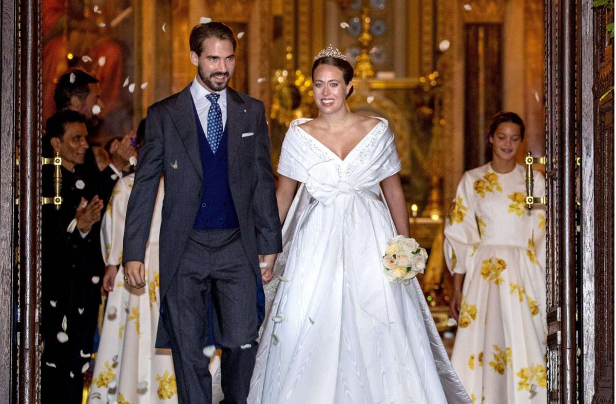 Prinz Philippos von Griechenland führt seine frisch angetraute Frau Nina Flohr aus der Kathedrale von Athen.