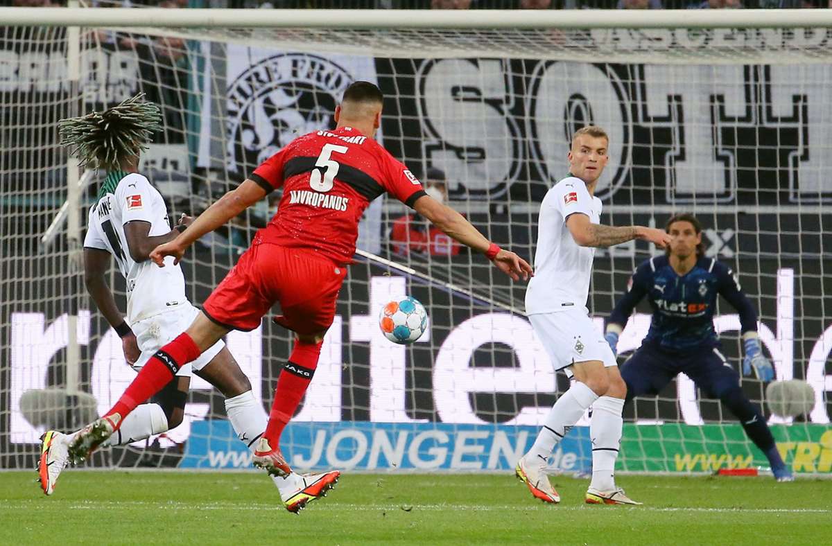 Volltreffer: Konstantinos Mavropanos erzielt mit einem fulminanten Schuss aus 28 Metern die 1:0-Führung für den VfB. Weitere Fotos des Spiels finden Sie in unserer Bildergalerie. Foto: Baumann