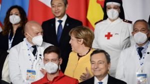Familienfoto mit Corona-Helfern bewegt Merkel