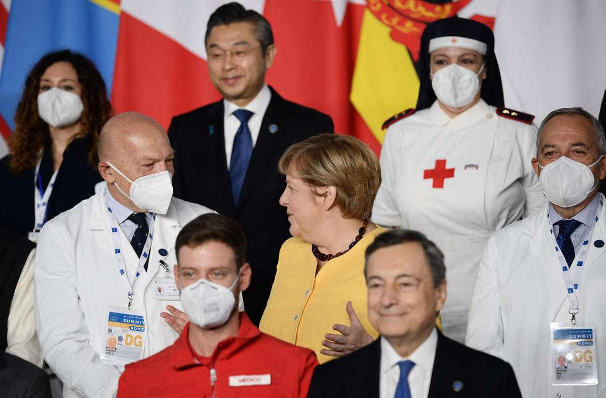 Bundeskanzlerin Merkel im Gespräch mit einem Mitarbeiter des italienischen Gesundheitswesen.
