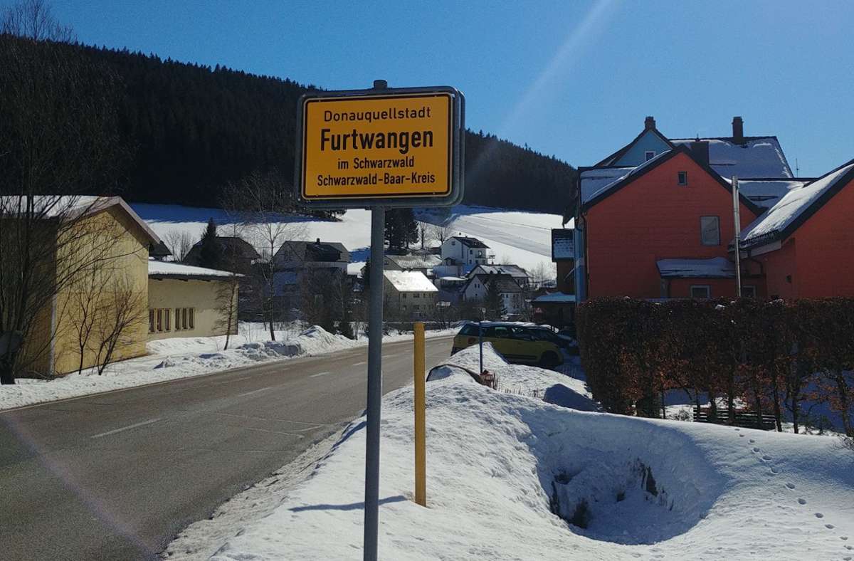 Am verschneiten Ortseingang hat Furtwangens Bürgermeister Josef Herdner vor neun Monaten das neue Ortsschild aufstellen lassen. Foto: Stadt Furtwangen/oh
