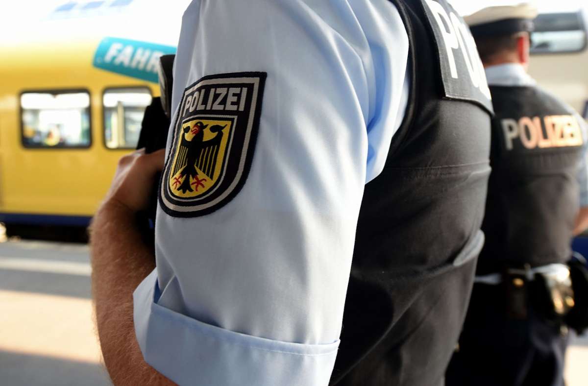 Vorfall in Freiburg: Maskenverweigerin randaliert und geht auf Beamte los