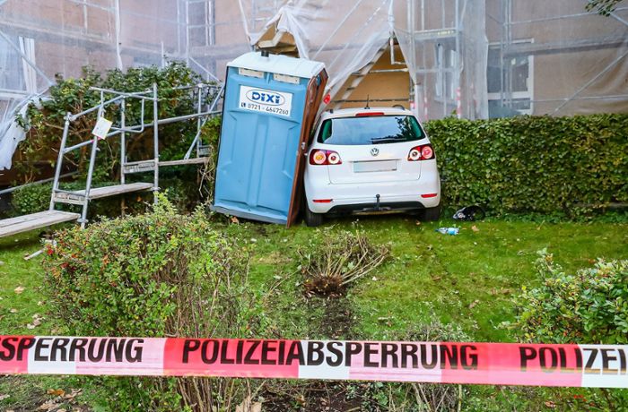 Unfall in Stuttgart-Feuerbach: Mann fährt mit Automatikauto mehrmals gegen Haus