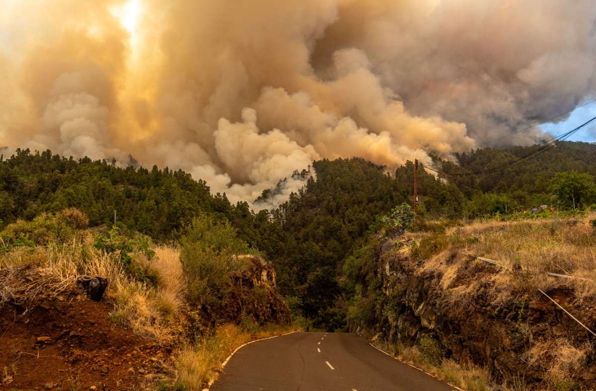 Durch den Waldbrand verursachter Rauch steigt in den Himmel der Kanareninsel La Palma.
