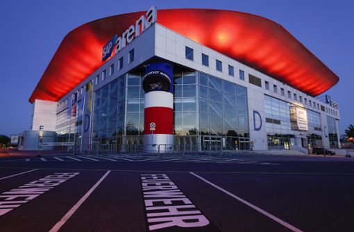 Am Montagabend wurde die SAP-Arena in Mannheim in alarmierendem Rot beleuchtet. Foto: dpa/Uwe Anspach