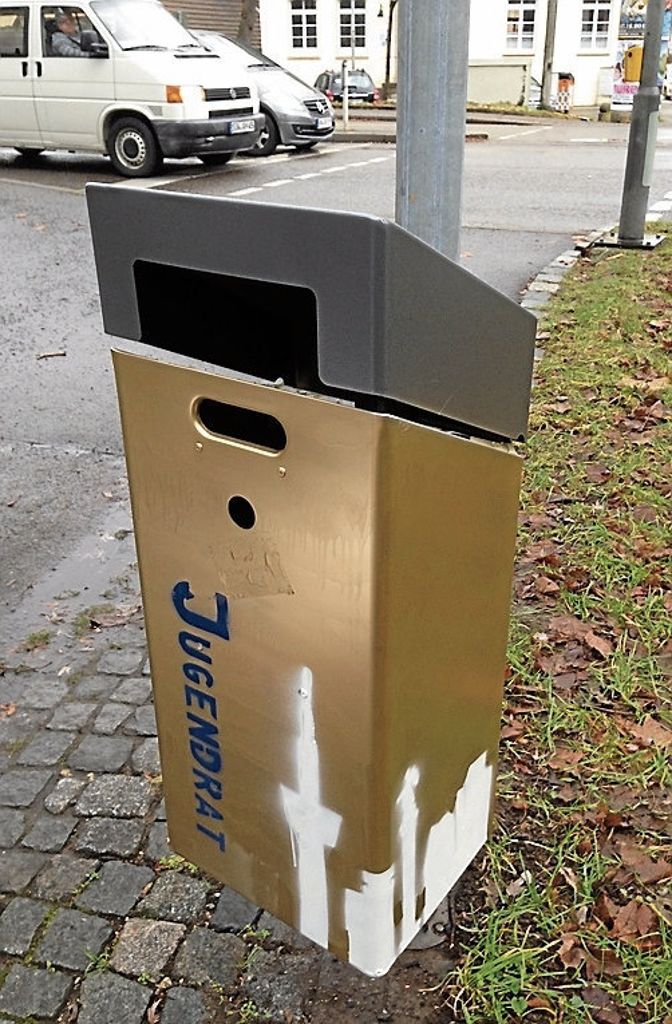 MüHLHAUSEN:  Jugendrat verschönert Abfallbehälter in der Ortsmitte: Legale Graffiti-Aktion
