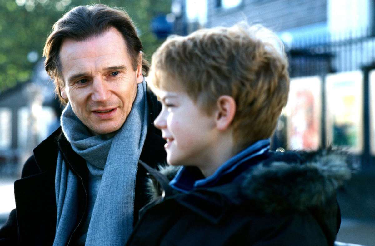 Liam Neeson ist Daniel, der seine Frau verliert und sich um seinen liebeskranken Stiefsohn Sam (Thomas Sangster) kümmern muss.