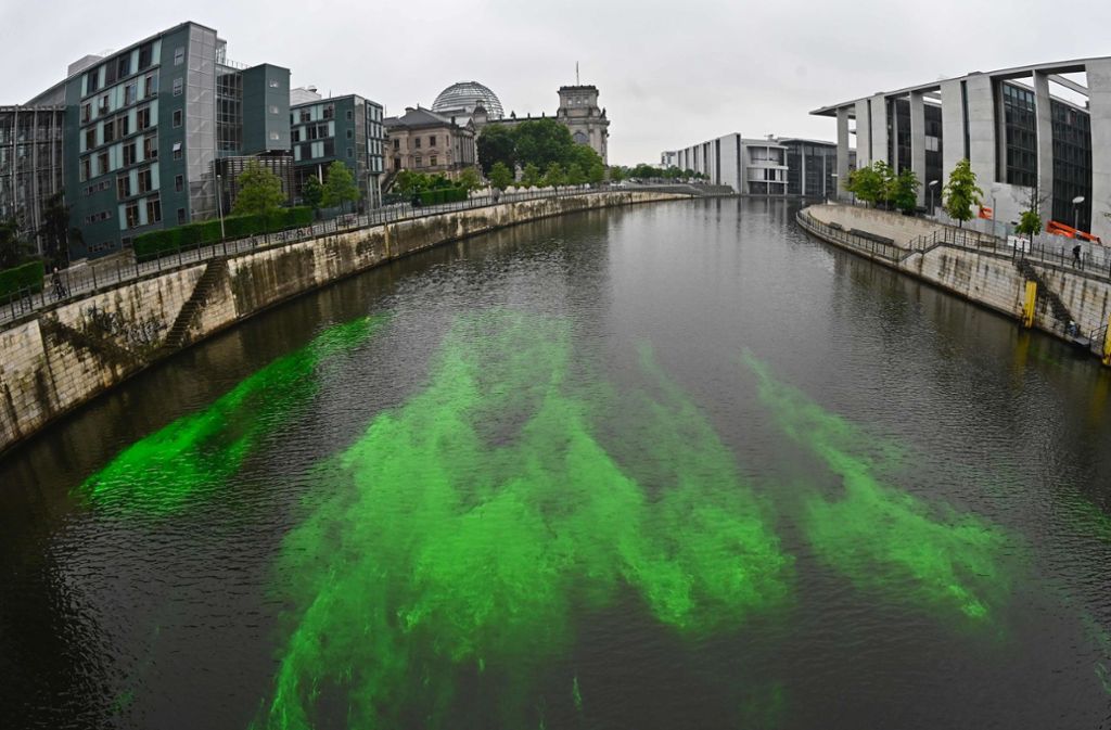 Extinction Rebellion: Umweltaktivisten färben Spree in Berlin und Lausitz „giftgrün“