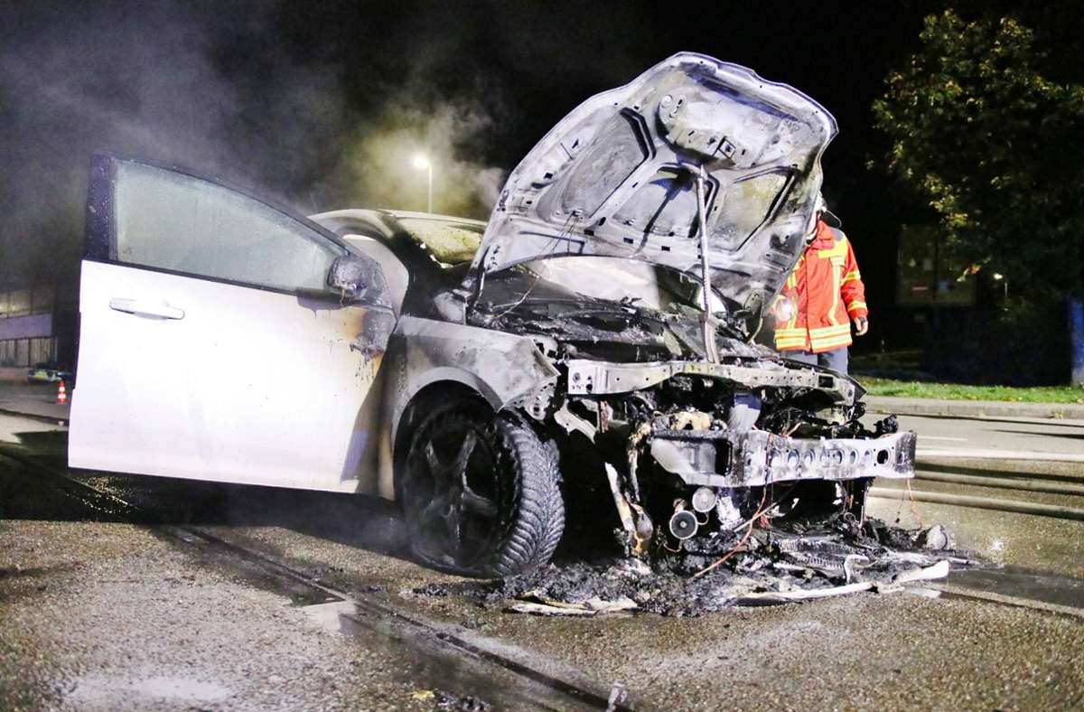 Einsatz in Remshalden: Erst ein Knall, dann fängt das Auto Feuer