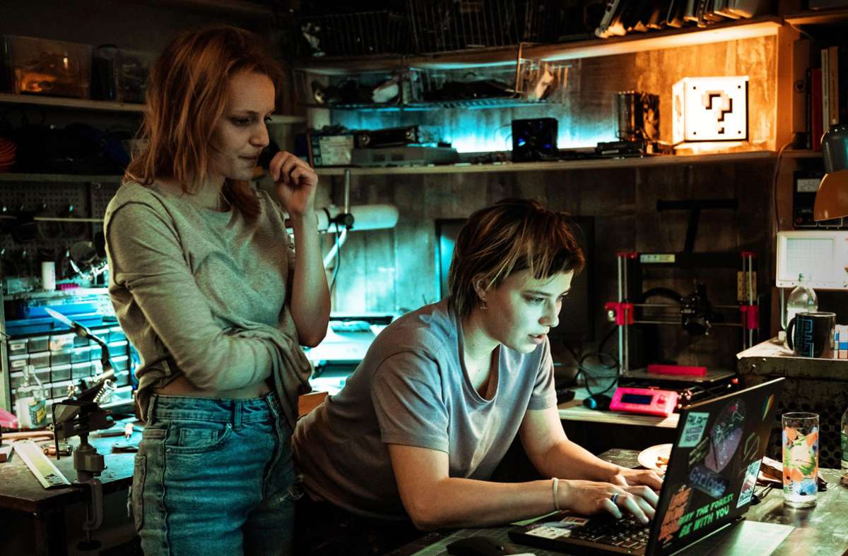 Hacken gegen die Klimakrise: Hanna Hilsdorf als Benni (links) und Saskia Rosendahl als Anna in der Paramount+-Serie „A Thin Line“